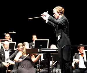 La EH puede hacer que el estriado llegue a ser como una orquesta sin director. La estimulación cerebral profunda tiene como objetivo reducir la actividad caótica del estriado utilizando pulsos eléctricos.