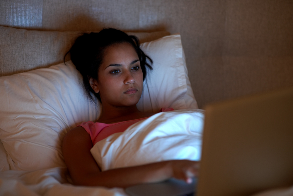 ¡Falso! Es mejor tener los ordenadores fuera del dormitorio, y no deben usarse pantallas para leer antes de irse a la cama.