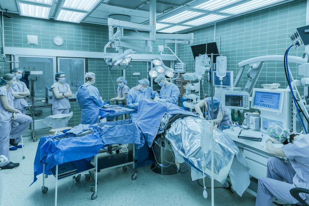 El tratamiento con AMT-130 requiere una cirugía cerebral importante, que conlleva sus propios riesgos. Esto es cierto para todos los tratamientos de 'terapia génica' diseñados actualmente.