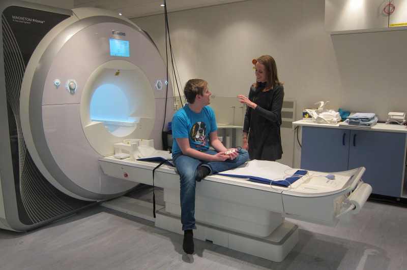 Un voluntario HD-YAS preparándose para un escáner del cerebro llamado MRI (fotografía cortesía de HDYO)