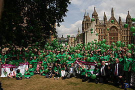 Cientos de miembros de la comunidad EH participaron en una manifestación en Londres en junio del 2010, para poner de relieve las necesidades de los pacientes de EH y el probable aumento en las cifras de prevalencia.  