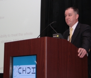 Doug Macdonald, Director de desarrollo de nuevos fármacos del CHDI, hizo una actualización sobre el progreso en el silenciamiento del gen.  