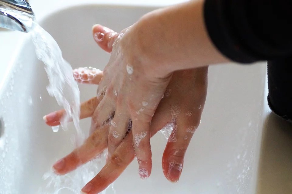 Para mantenerse seguros y saludables, todos deben lavarse las manos con frecuencia, desinfectar las superficies y practicar el distanciamiento social.  