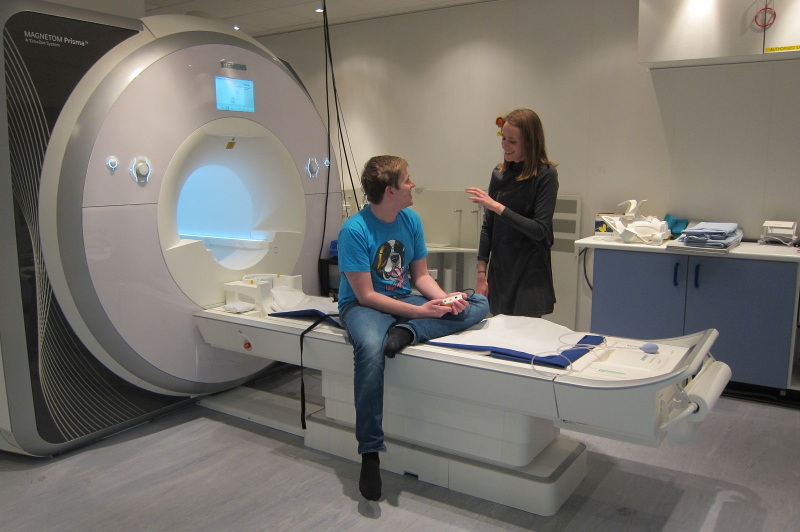 Un voluntario HD-YAS preparándose para un escáner del cerebro llamado MRI (fotografía cortesía de HDYO)  