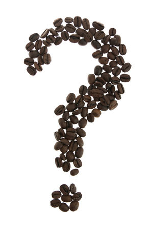 El consumo de mucha cafeína se ha relacionado con la aparición de los síntomas, pero el estudio era pequeño y se basa en la memoria por lo que la relación puede ir en cualquier sentido.   